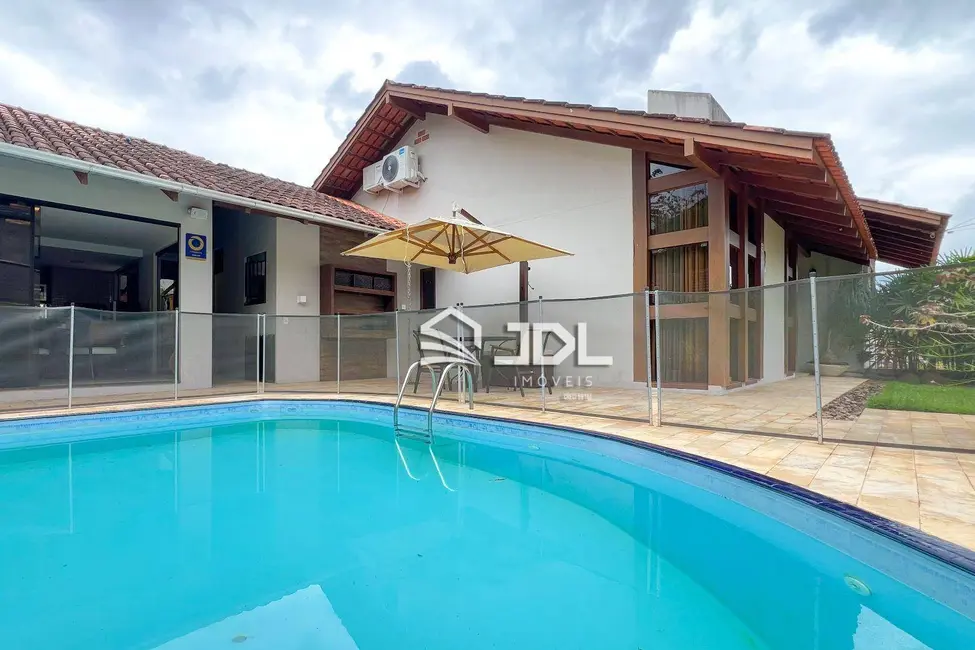 Casa com 3 quartos à venda, 462m2 em Velha, Blumenau - SC - imagem 1 Foto 1 de Casa com 3 quartos à venda, 462m2 em Velha, Blumenau - SC