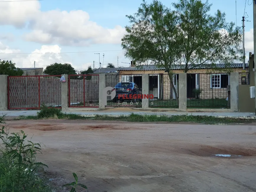 Foto 1 de Casa com 2 quartos à venda, 110m2 em Tapes - RS