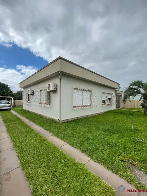 Casa com 3 quartos à venda, 135m2 em Centro, Tapes - RS - imagem 2 Foto 2 de Casa com 3 quartos à venda, 135m2 em Centro, Tapes - RS