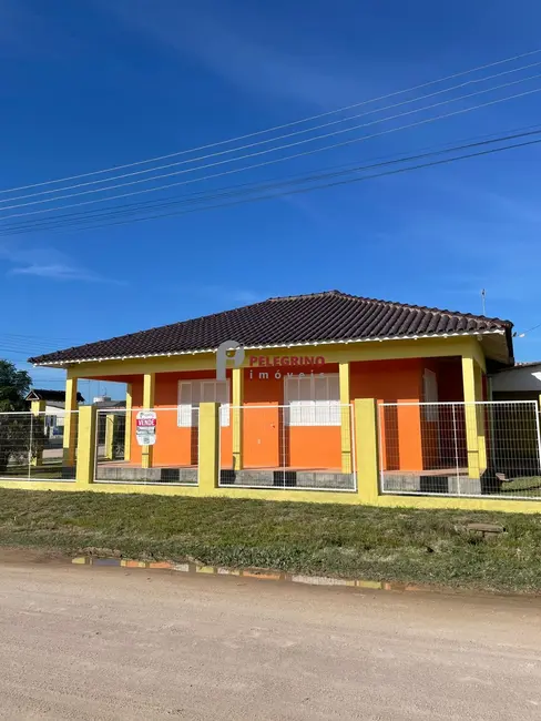 Foto 1 de Casa com 2 quartos à venda, 120m2 em Tapes - RS