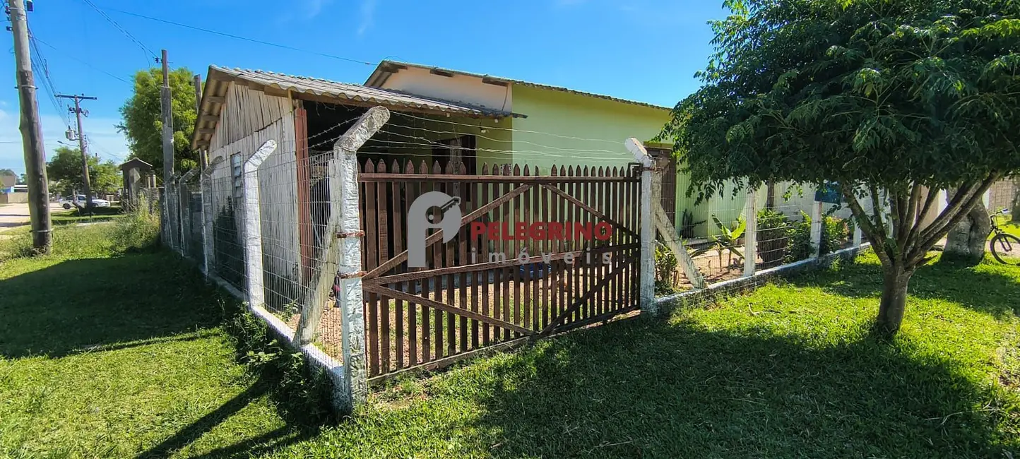 Foto 1 de Casa com 2 quartos à venda, 65m2 em Tapes - RS