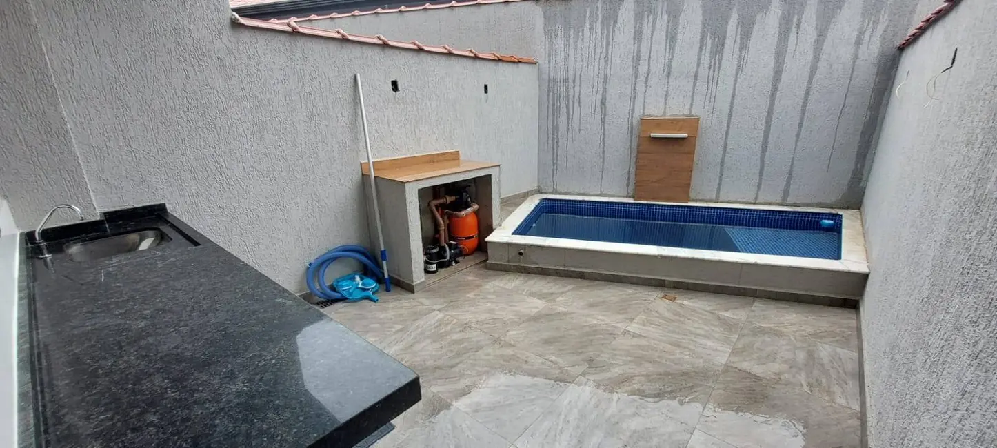 Foto 2 de Sobrado com 2 quartos à venda, 140m2 em Mongagua - SP