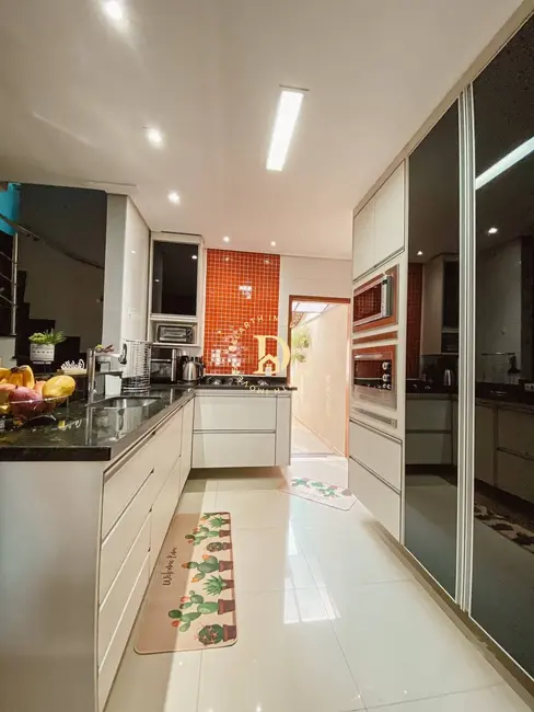 Sobrado com 3 quartos à venda, 161m2 em Loteamento Villa Branca, Jacarei - SP - imagem 4 Foto 4 de Sobrado com 3 quartos à venda, 161m2 em Loteamento Villa Branca, Jacarei - SP