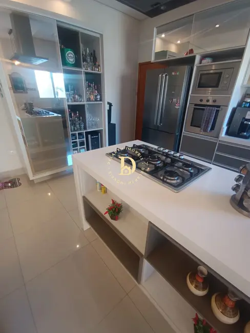 Sobrado com 3 quartos à venda, 137m2 em Loteamento Villa Branca, Jacarei - SP - imagem 8 Foto 8 de Sobrado com 3 quartos à venda, 137m2 em Loteamento Villa Branca, Jacarei - SP