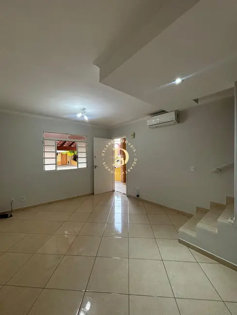 Foto 2 de Casa de Condomínio com 2 quartos à venda, 60m2 em Parque Califórnia, Jacarei - SP
