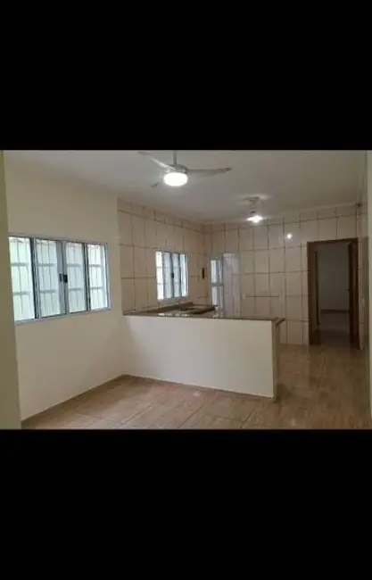 Casa com 2 quartos para alugar, 60m2 em Mongagua - SP - imagem 2 Foto 2 de Casa com 2 quartos para alugar, 60m2 em Mongagua - SP