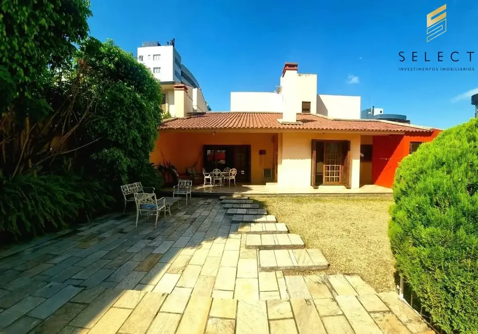 Casa com 4 quartos à venda, 364m2 em Nossa Senhora de Lourdes, Santa Maria - RS - imagem 8 Foto 8 de Casa com 4 quartos à venda, 364m2 em Nossa Senhora de Lourdes, Santa Maria - RS
