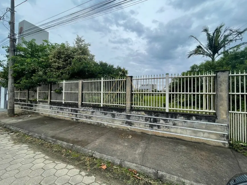 Foto 1 de Terreno / Lote à venda, 553m2 em Balneario Picarras - SC