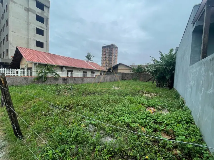 Foto 2 de Terreno / Lote à venda, 282m2 em Balneario Picarras - SC