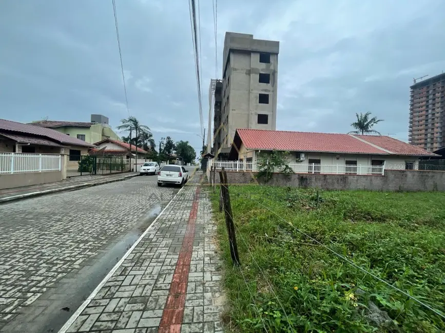 Foto 1 de Terreno / Lote à venda, 282m2 em Balneario Picarras - SC