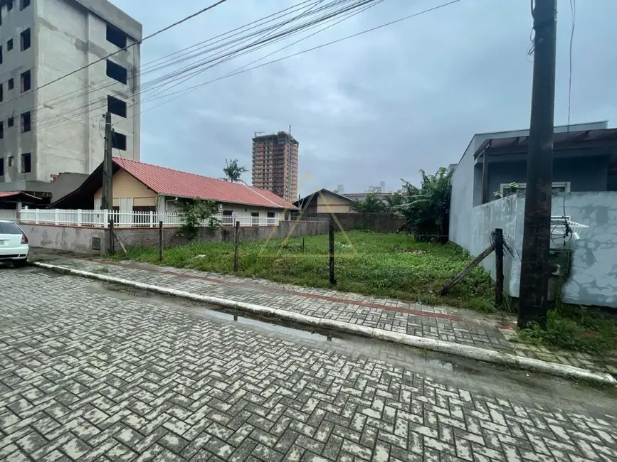 Foto 4 de Terreno / Lote à venda, 282m2 em Balneario Picarras - SC