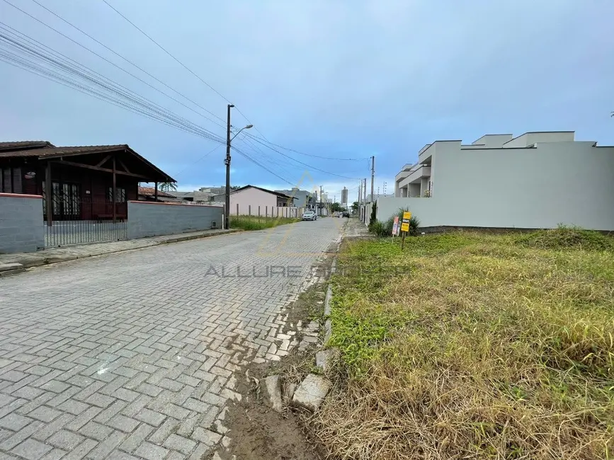 Foto 2 de Terreno / Lote à venda, 250m2 em Balneario Picarras - SC