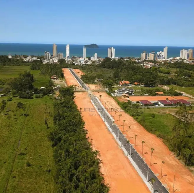 Foto 2 de Terreno / Lote à venda, 360m2 em Balneario Picarras - SC