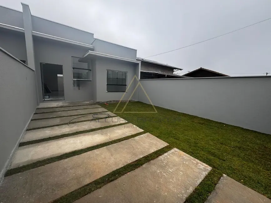 Foto 1 de Casa com 2 quartos para alugar, 60m2 em Balneario Picarras - SC