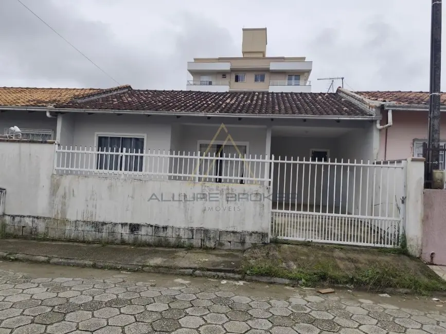 Casa com 2 quartos para alugar, 60m2 em Balneario Picarras - SC - imagem 1 Foto 1 de Casa com 2 quartos para alugar, 60m2 em Balneario Picarras - SC