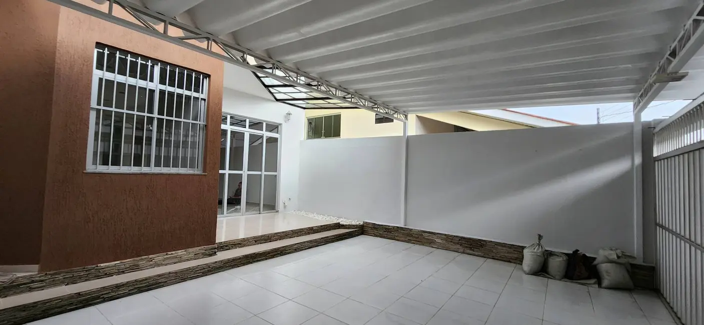 Foto 1 de Casa com 3 quartos à venda, 275m2 em Ponta Negra, Manaus - AM