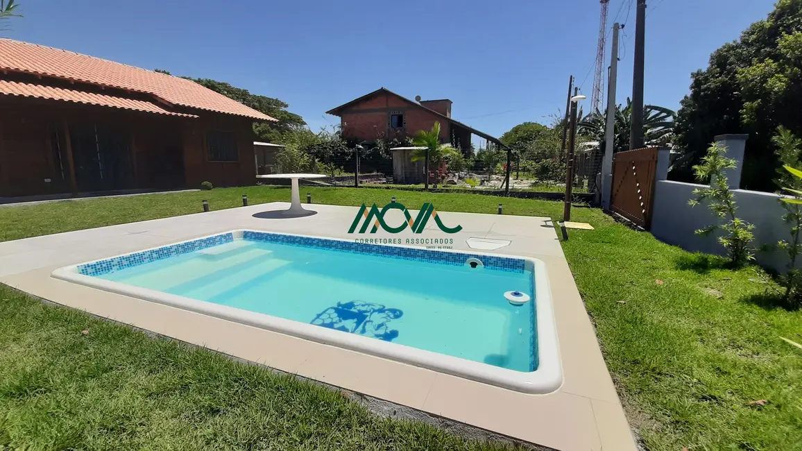 Foto 1 de Casa com 2 quartos à venda, 70m2 em Itapoa - SC