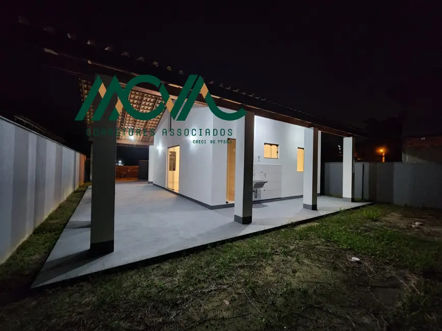 Foto 2 de Casa com 2 quartos para alugar, 80m2 em Itapoa - SC