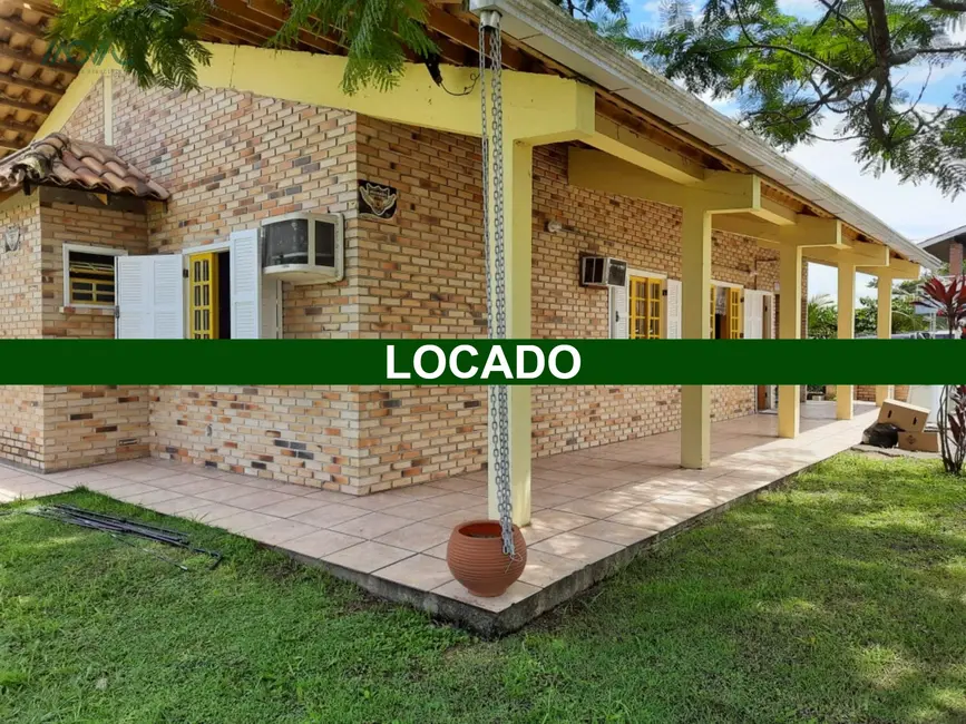 Foto 1 de Casa com 3 quartos para alugar, 246m2 em Itapoa - SC