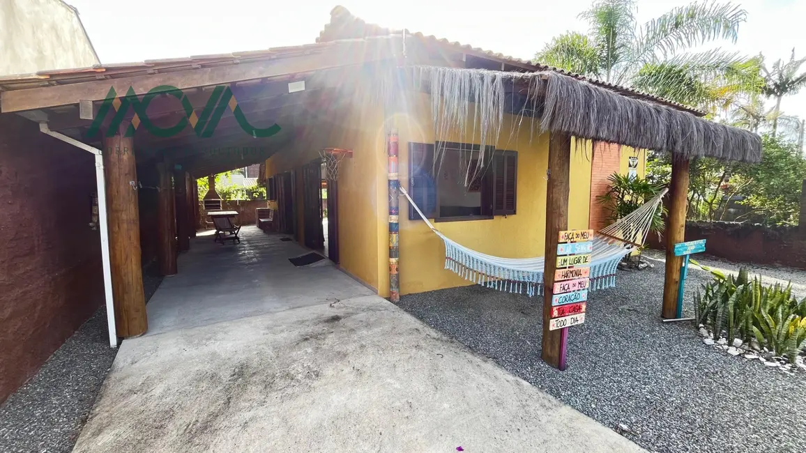 Foto 2 de Casa com 3 quartos à venda, 130m2 em Itapoa - SC