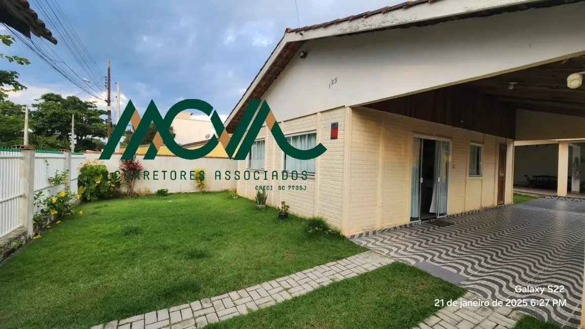 Foto 3 de Casa com 4 quartos para alugar, 141m2 em Itapoa - SC