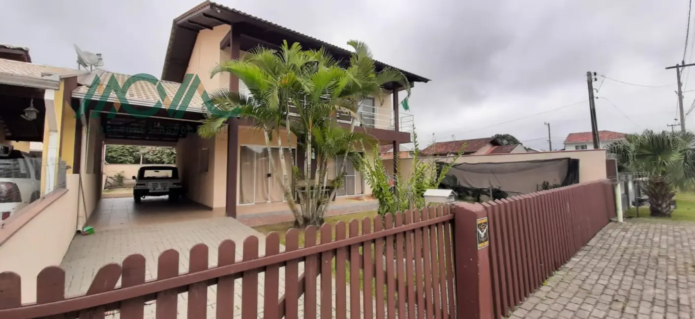 Foto 1 de Casa com 3 quartos para alugar, 155m2 em Itapoa - SC