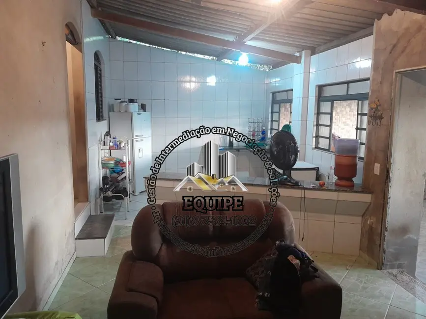 Foto 2 de Casa com 2 quartos à venda, 140m2 em Taquaracu De Minas - MG