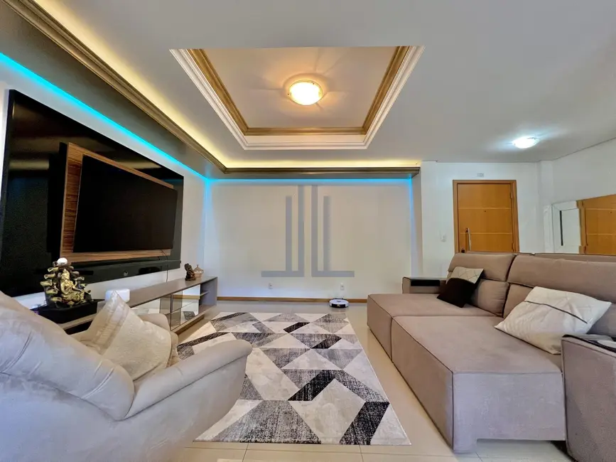 Foto 3 de Apartamento com 3 quartos à venda, 131m2 em Nossa Senhora de Lourdes, Santa Maria - RS