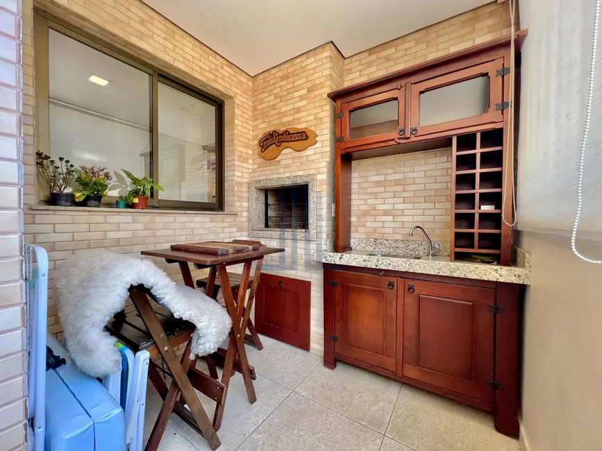 Foto 6 de Apartamento com 3 quartos à venda, 131m2 em Nossa Senhora de Lourdes, Santa Maria - RS