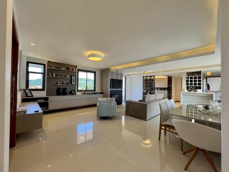 Foto 3 de Cobertura com 3 quartos à venda, 198m2 em Nossa Senhora de Lourdes, Santa Maria - RS