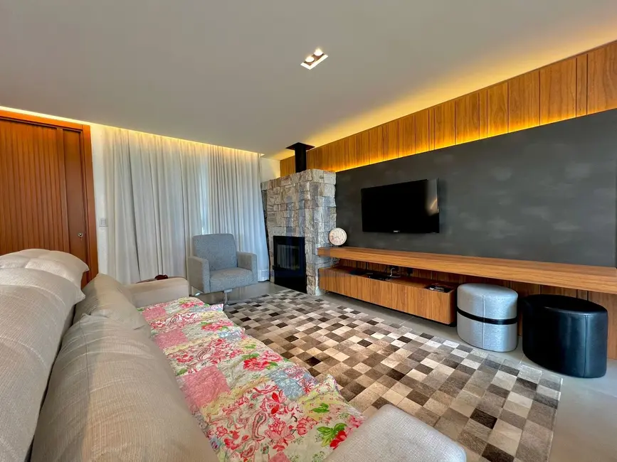 Casa com 3 quartos à venda, 273m2 em São José, Santa Maria - RS - imagem 2 Foto 2 de Casa com 3 quartos à venda, 273m2 em São José, Santa Maria - RS