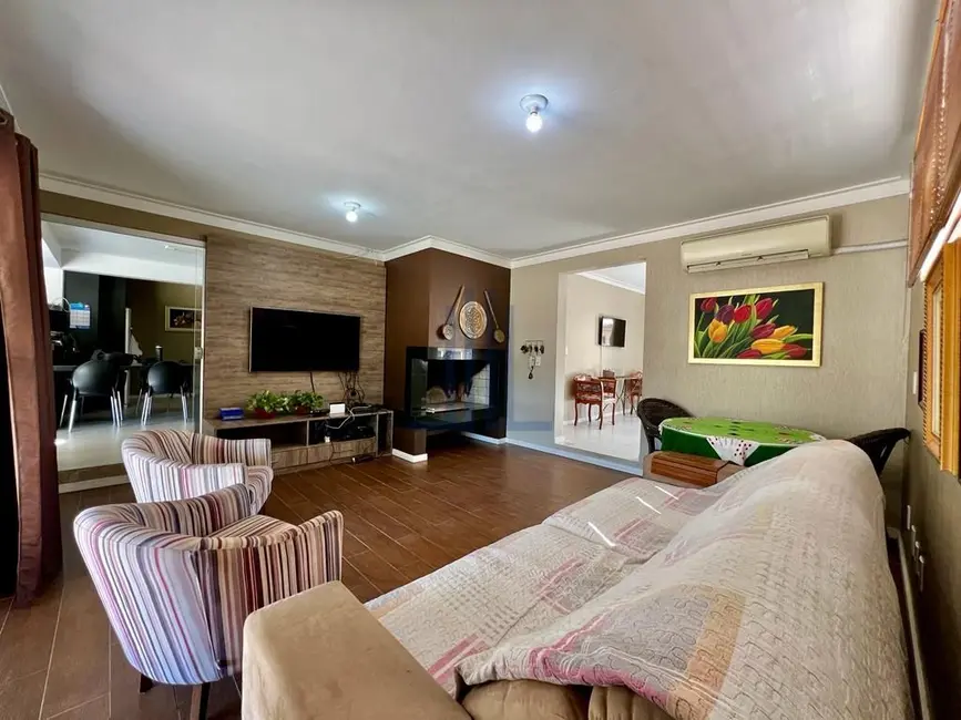 Casa com 4 quartos à venda, 211m2 em Tomazetti, Santa Maria - RS - imagem 3 Foto 3 de Casa com 4 quartos à venda, 211m2 em Tomazetti, Santa Maria - RS