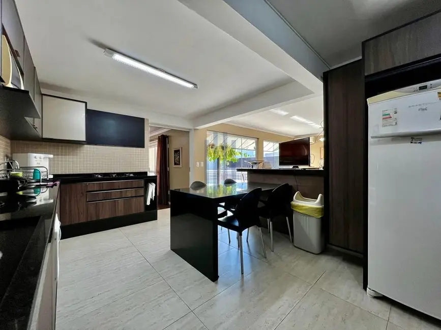 Casa com 4 quartos à venda, 211m2 em Tomazetti, Santa Maria - RS - imagem 8 Foto 8 de Casa com 4 quartos à venda, 211m2 em Tomazetti, Santa Maria - RS