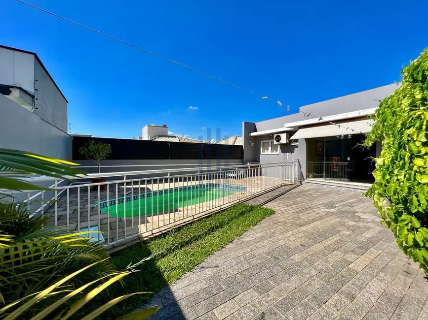 Foto 2 de Casa com 4 quartos à venda, 211m2 em Tomazetti, Santa Maria - RS