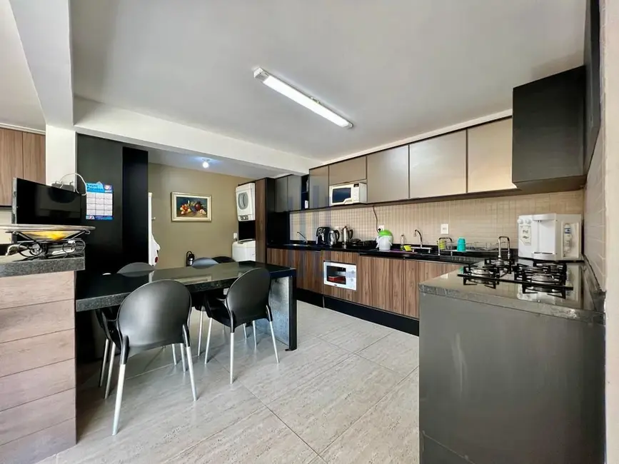 Casa com 4 quartos à venda, 211m2 em Tomazetti, Santa Maria - RS - imagem 6 Foto 6 de Casa com 4 quartos à venda, 211m2 em Tomazetti, Santa Maria - RS