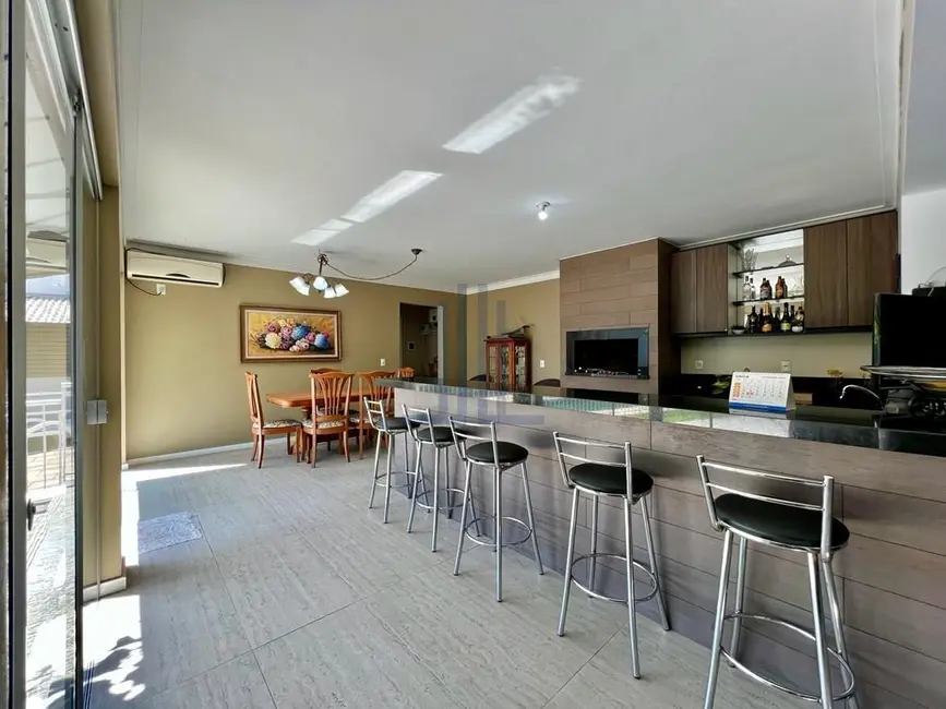 Casa com 4 quartos à venda, 211m2 em Tomazetti, Santa Maria - RS - imagem 9 Foto 9 de Casa com 4 quartos à venda, 211m2 em Tomazetti, Santa Maria - RS