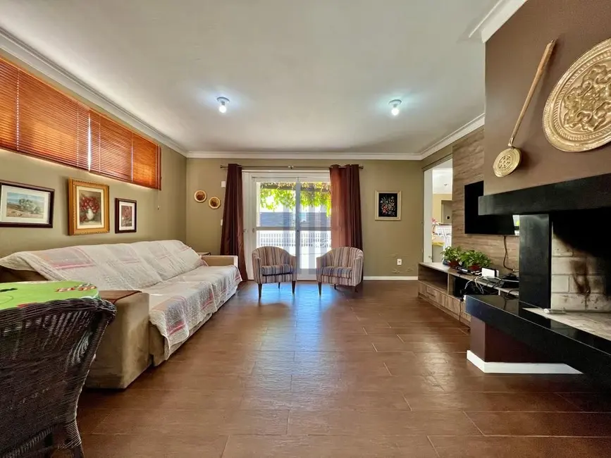 Casa com 4 quartos à venda, 211m2 em Tomazetti, Santa Maria - RS - imagem 4 Foto 4 de Casa com 4 quartos à venda, 211m2 em Tomazetti, Santa Maria - RS