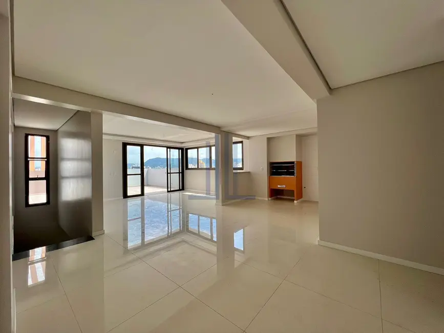 Foto 4 de Cobertura com 4 quartos à venda, 234m2 em Nossa Senhora Medianeira, Santa Maria - RS