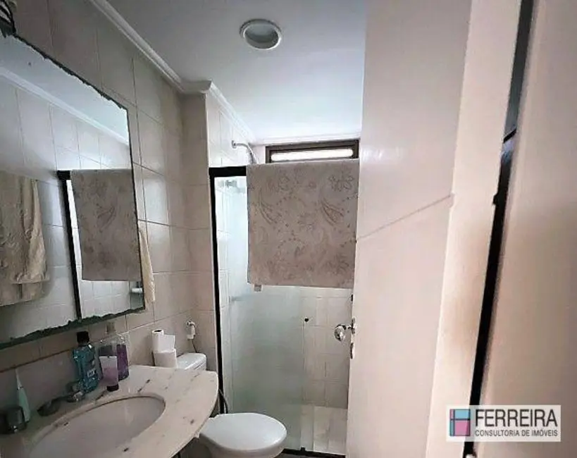 Apartamento com 4 quartos à venda, 165m2 em Vitória, Salvador - BA - imagem 3 Foto 3 de Apartamento com 4 quartos à venda, 165m2 em Vitória, Salvador - BA