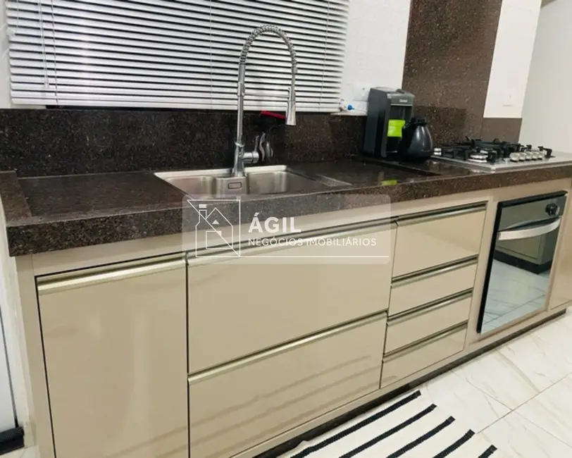 Foto 6 de Casa com 2 quartos à venda, 175m2 em Parque Santo Antônio, Jacarei - SP