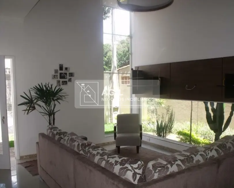 Foto 3 de Casa com 3 quartos à venda, 300m2 em Sao Jose Dos Campos - SP