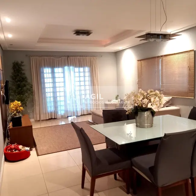 Foto 2 de Casa com 3 quartos à venda, 155m2 em Sao Jose Dos Campos - SP