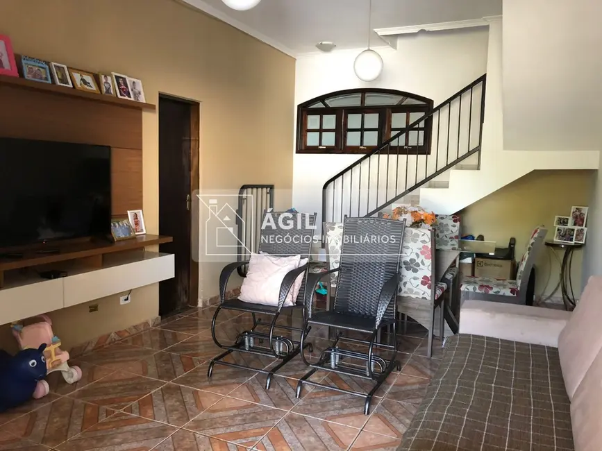 Foto 2 de Casa com 4 quartos à venda, 220m2 em Sao Jose Dos Campos - SP