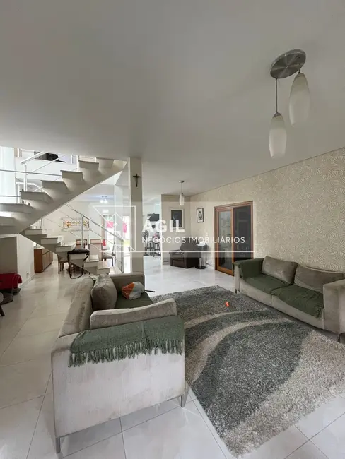 Foto 4 de Casa de Condomínio com 3 quartos à venda, 240m2 em Loteamento Villa Branca, Jacarei - SP