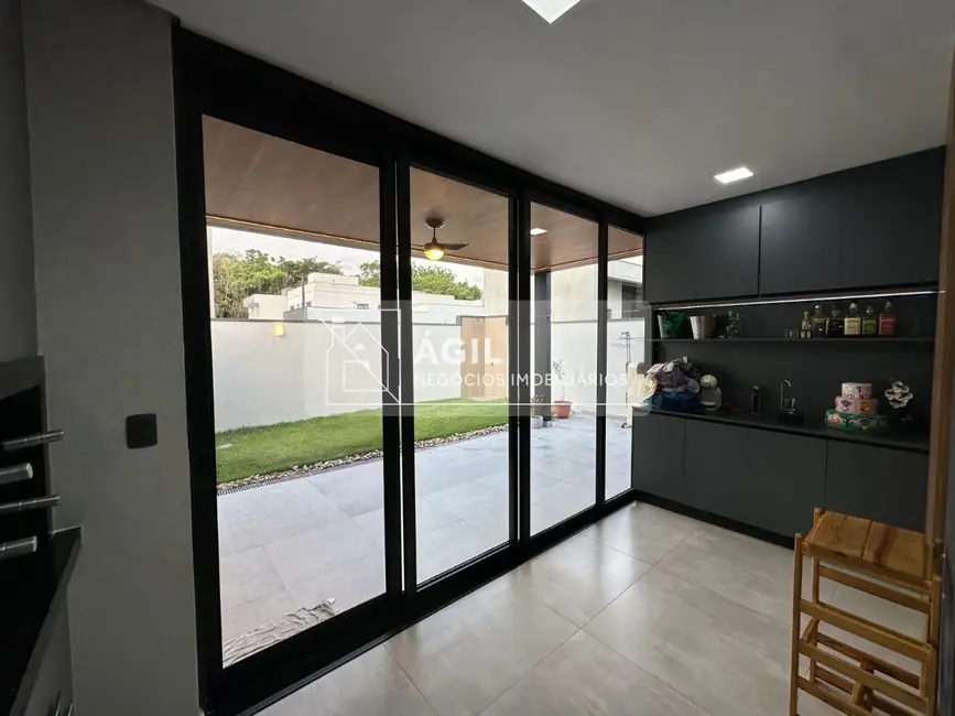 Foto 2 de Casa de Condomínio com 4 quartos à venda, 200m2 em Jardim Jacinto, Jacarei - SP