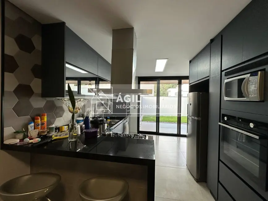 Foto 3 de Casa de Condomínio com 4 quartos à venda, 200m2 em Jardim Jacinto, Jacarei - SP