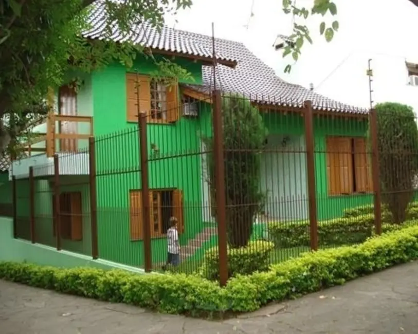 Foto 1 de Casa com 4 quartos à venda, 305m2 em Porto Alegre - RS