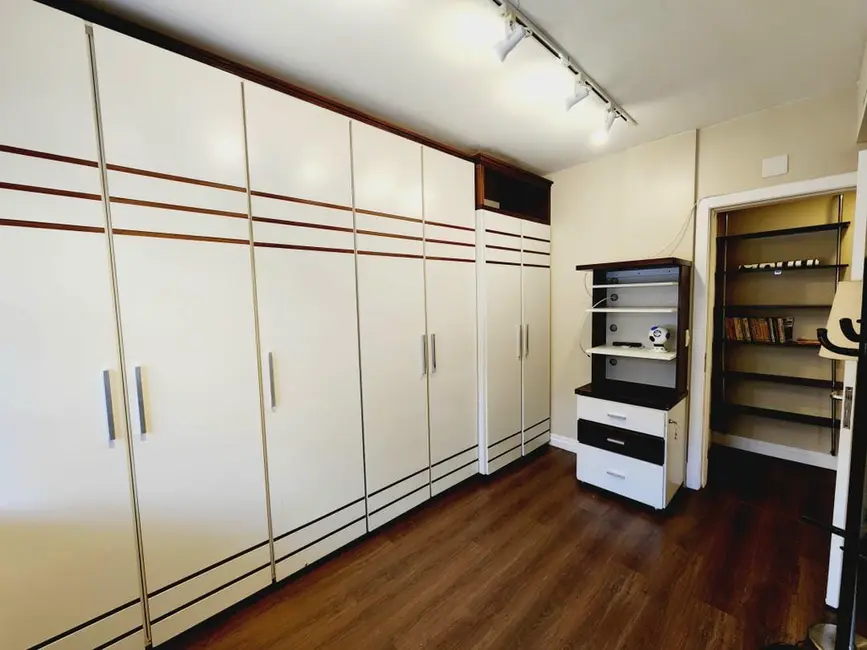 Foto 3 de Casa com 4 quartos à venda, 284m2 em Chácara das Pedras, Porto Alegre - RS