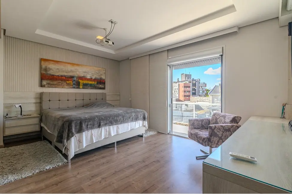 Foto 2 de Casa com 4 quartos à venda, 379m2 em Chácara das Pedras, Porto Alegre - RS