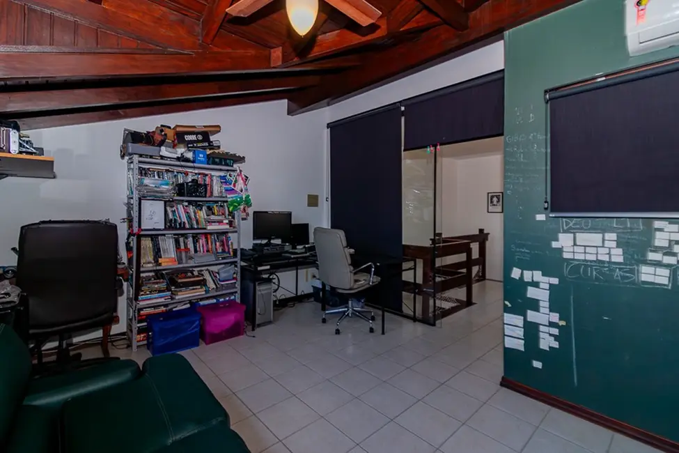 Foto 9 de Casa com 4 quartos à venda, 307m2 em Chácara das Pedras, Porto Alegre - RS